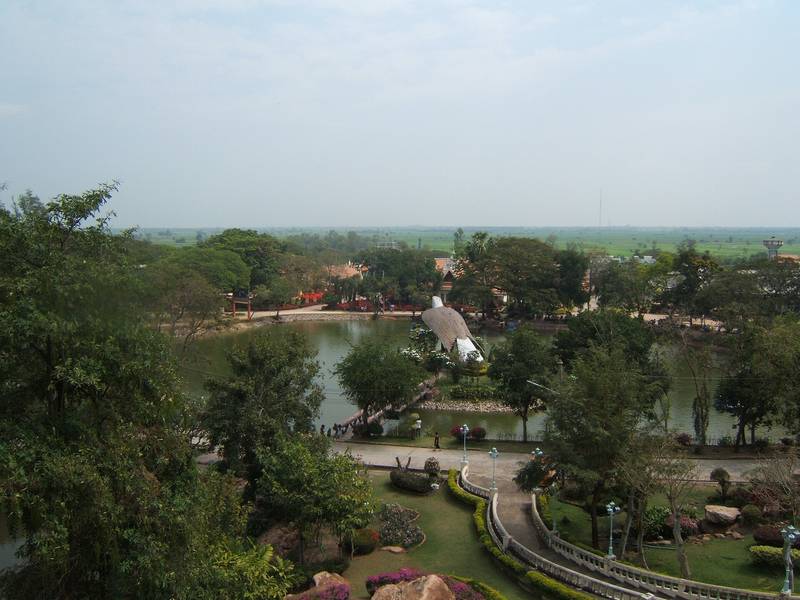 ภาพมุมสูงเห็นบึงน้ำ สวน และแนวต้นไม้